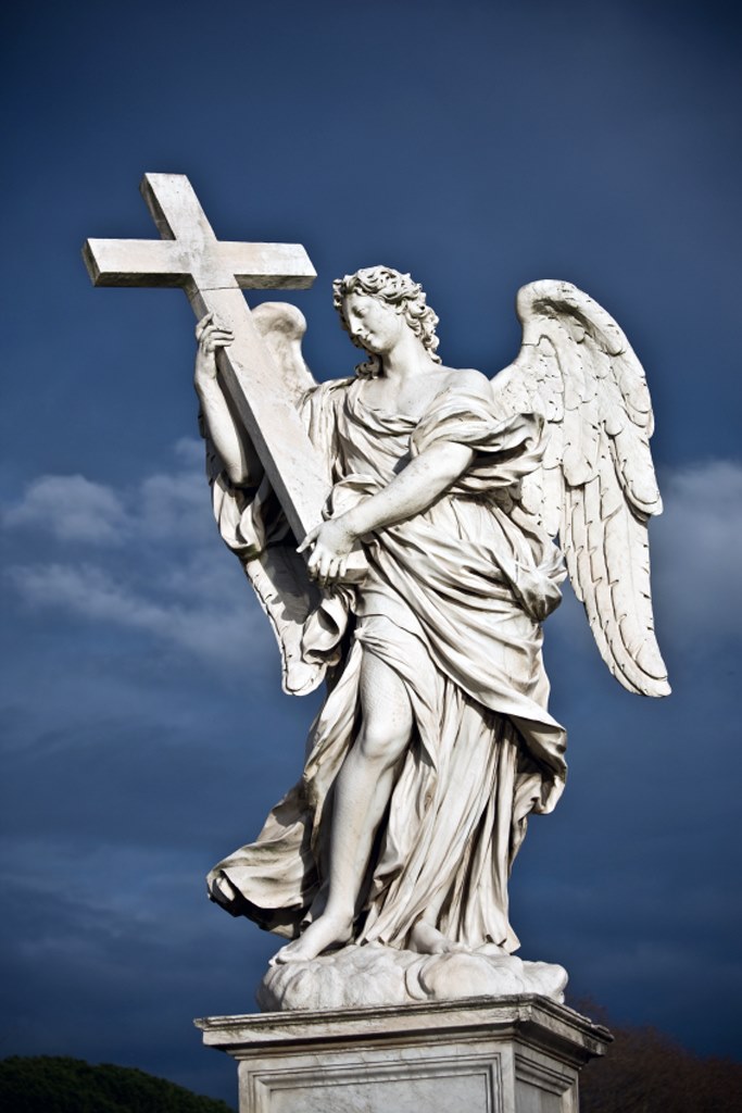 Photo d'un ange tennant une croix à la main